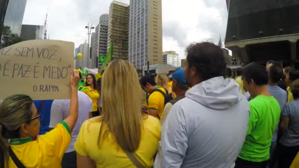 Lidé protestují proti brazilské vládě — Stock video