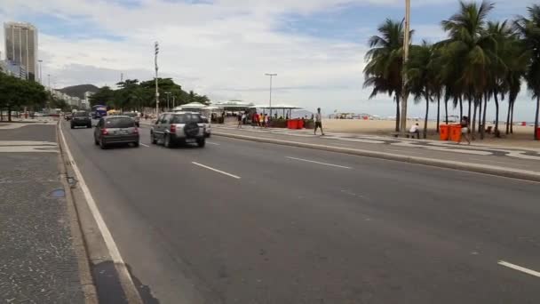 Trafiken på Copacabana-stranden — Stockvideo