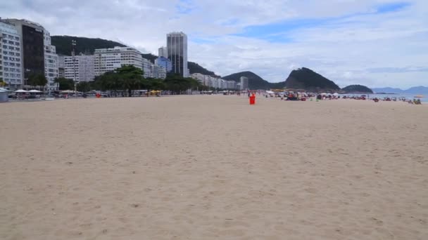 Słoneczny dzień na plaży Copacabana — Wideo stockowe