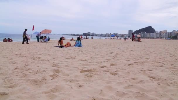 Μια ηλιόλουστη ημέρα στην παραλία Copacabana — Αρχείο Βίντεο