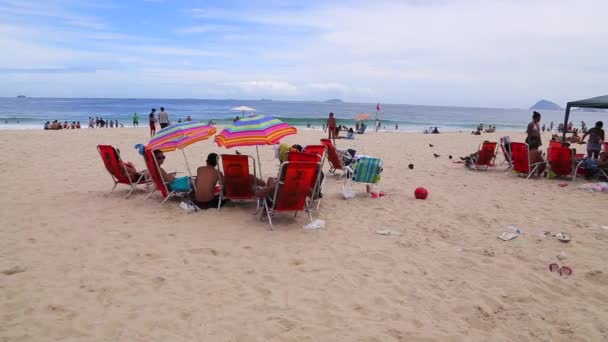 Μια ηλιόλουστη ημέρα στην παραλία Copacabana — Αρχείο Βίντεο