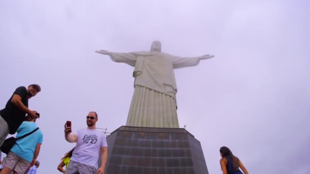 Los turistas toman fotos en la plataforma de observación — Vídeo de stock