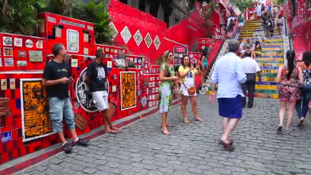 Touristen fotografieren Escadaria selaron — Stockvideo