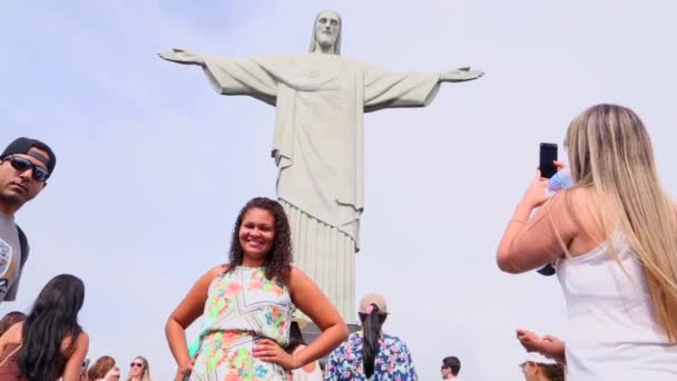 Turister tar bilder på utsiktsplattformen — Stockvideo