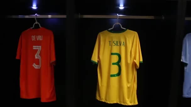Camisas nacionais de futebol no vestiário — Vídeo de Stock