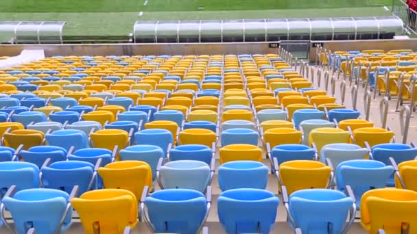 Filas de asientos de colores — Vídeo de stock