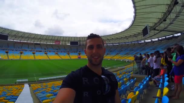 La gente visita il famoso stadio Maracana — Video Stock