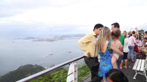 Turistas en Sugar Loaf Mountain — Vídeos de Stock