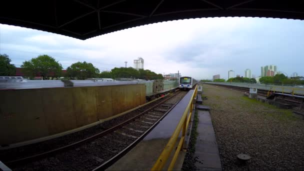 Metra vlak přijíždí — Stock video