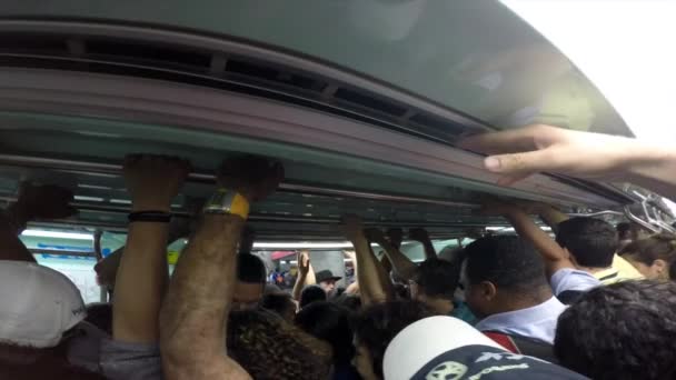 Människor inne i Metro Train — Stockvideo