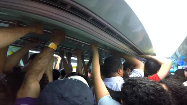 Metro treninin içindeki insanlar — Stok video