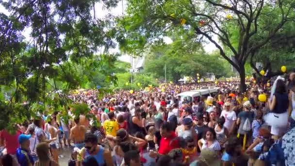 Pessoas comemorando a festa do Carnaval — Vídeo de Stock