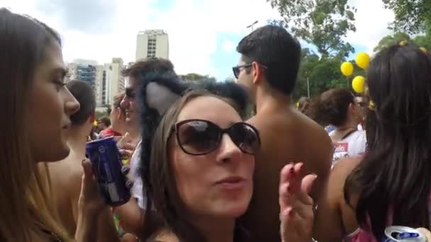 Pessoas comemorando a festa do Carnaval — Vídeo de Stock