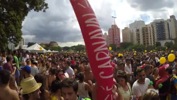 Gente celebrando fiesta de carnaval — Vídeos de Stock