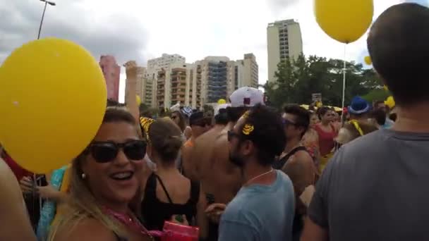 Pessoas comemorando a festa do Carnaval — Vídeo de Stock