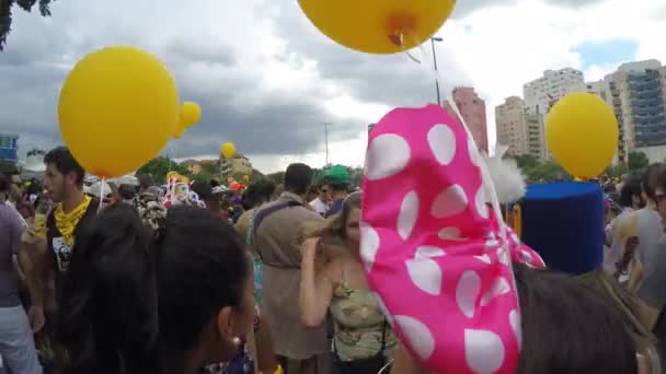 Gente celebrando fiesta de carnaval — Vídeos de Stock