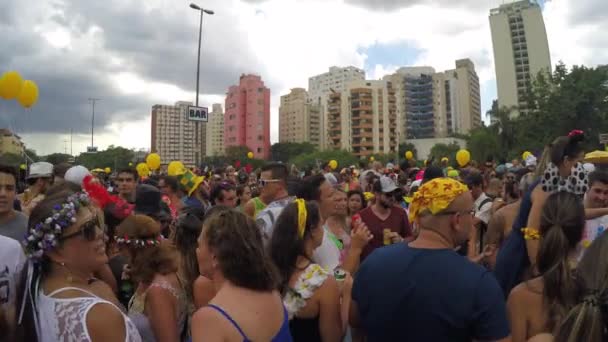 Люди святкують карнавал партія — стокове відео
