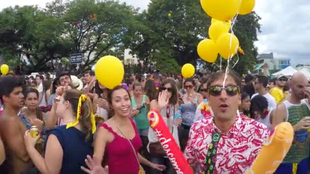 Pessoas comemorando a festa do Carnaval — Vídeo de Stock