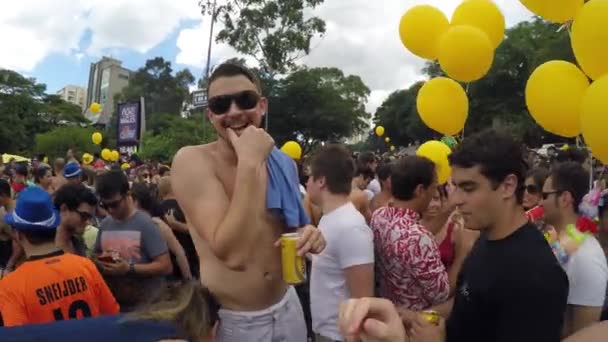 Pessoas comemorando a festa do Carnaval — Vídeo de Stock