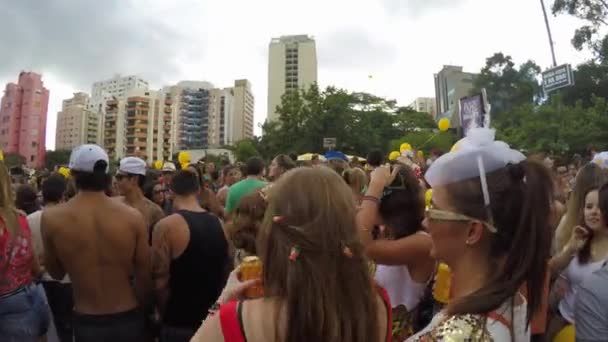 Människor firar Carnaval Party — Stockvideo
