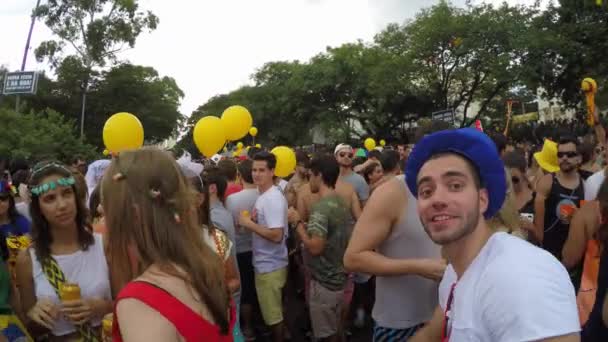 Pessoas comemorando a festa do Carnaval — Vídeo de Stock