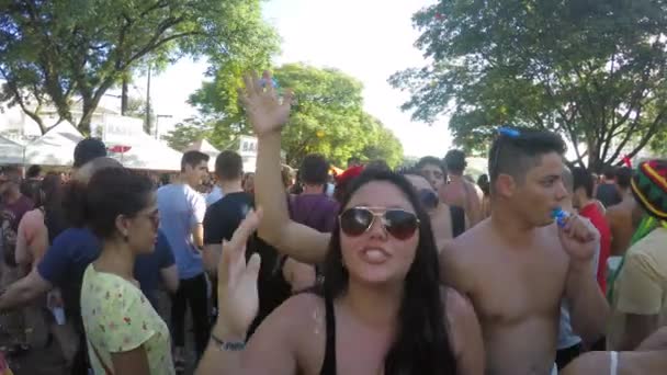 Pessoas comemorando a festa do Carnaval — Vídeo de Stock