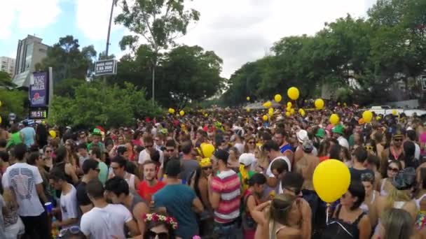 Pessoas comemorando a festa do Carnaval — Vídeo de Stock