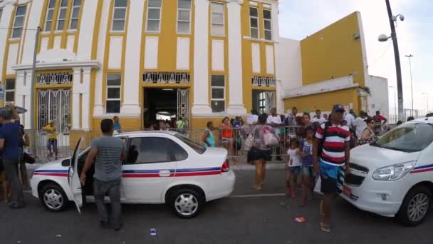 Caminando por las calles Salvador — Vídeo de stock