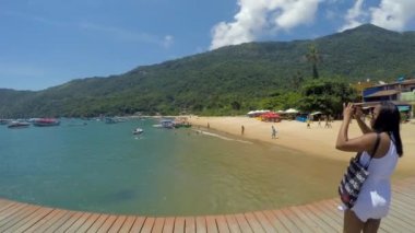 Bir yaz günü sahilde zevk insanlar