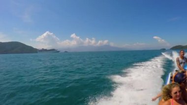 Teknedeki İnsanlar Adalar Çevresinde Seyahat