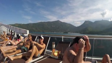 Cruise Ship'te Güneşlenen Ler