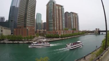 Gökdelenler ile Chicago Nehri üzerinde Tekne