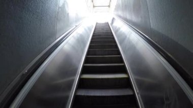 Şehir merkezi yürüyen merdivene biniyor