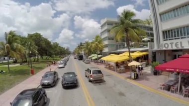 Ünlü Ocean Drive üzerinde sürüş