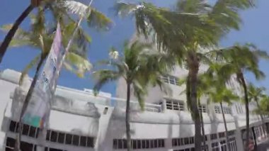 Ünlü Collins Ave üzerinde sürüş
