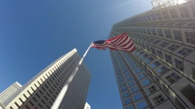 Amerikan bayrağı sallıyor.