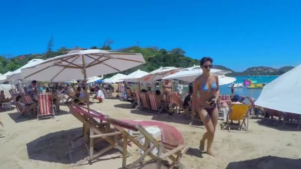Spaziergang am berühmten joao fernandes strand — Stockvideo