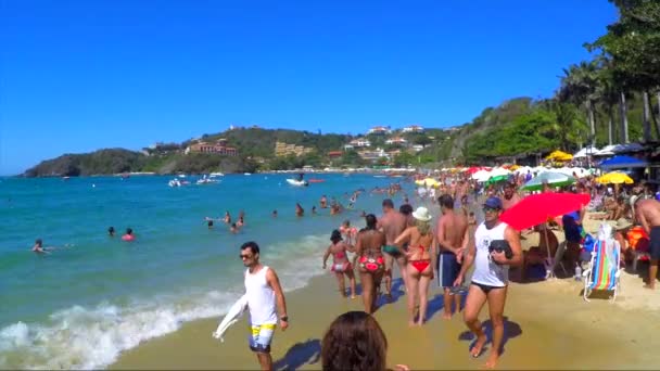 Passeggiata sulla famosa spiaggia di Joao Fernandes — Video Stock