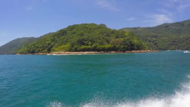 Personas en barco Viajar alrededor de las islas — Vídeo de stock