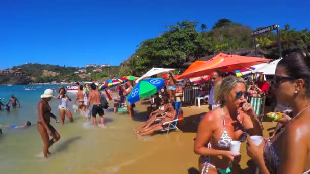Chodzenie na słynnej plaży Fernandes Joao — Wideo stockowe