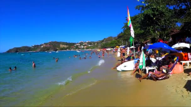 Caminhando na famosa praia de João Fernandes — Vídeo de Stock