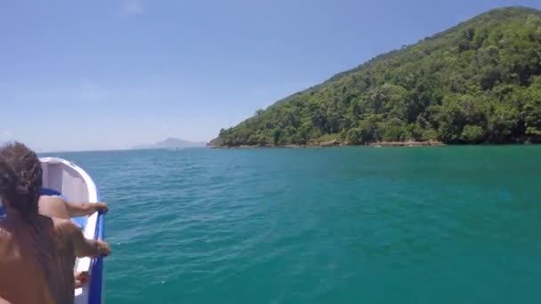 Pessoas em Boat Travel em torno de Ilhas — Vídeo de Stock