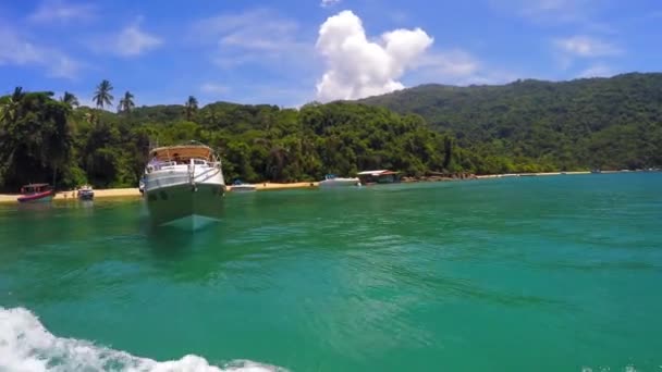 Personas en barco Viajar alrededor de las islas — Vídeo de stock