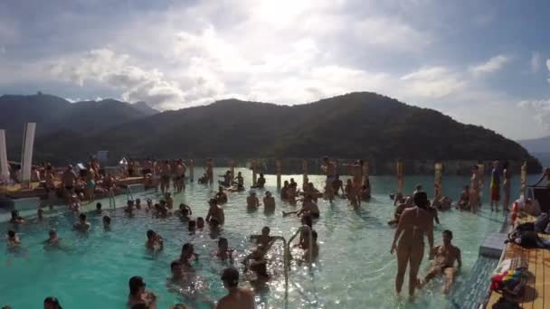 Pessoas apreciam a piscina — Vídeo de Stock