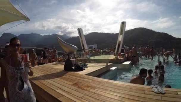 Menschen genießen den Pool — Stockvideo