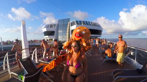 Ludzie świętować w Carnaval Cruise Ship — Wideo stockowe