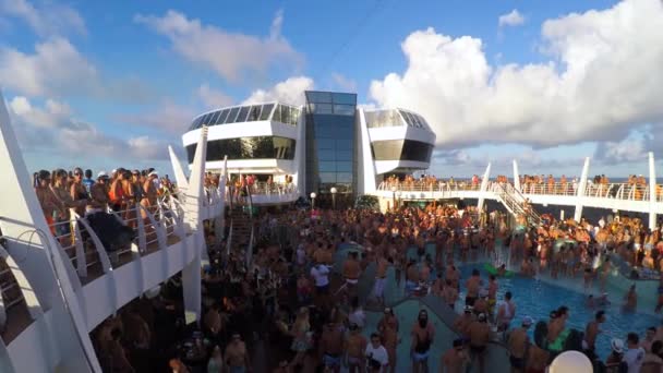 Lidé oslavují v Carnaval výletní lodi — Stock video