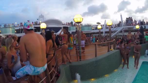 Mensen vieren in Carnaval cruiseschip — Stockvideo