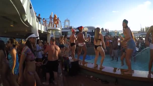 La gente celebra in nave da crociera carnavale — Video Stock