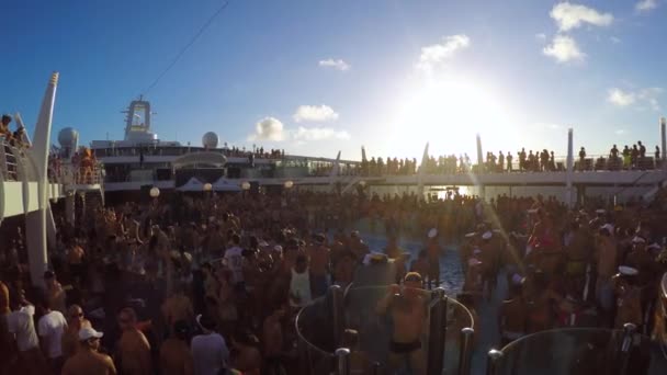 Mensen vieren in Carnaval cruiseschip — Stockvideo